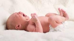 طفل حديث الولادة يعاني من فتق في الخصيتين